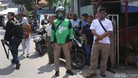 Sejumlah pengendara motor yang melintas pun ikut menepi untuk melihat proses oleh TKP.