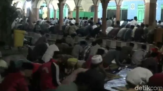 Salat tarawih kilat di Blitar/