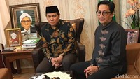 Andre Taulany bersama Said Aqil di kantor PBNU di Senen, Jakarta Pusat pada Rabu (8/5). Foto: Hanif Hawari/detikHOT