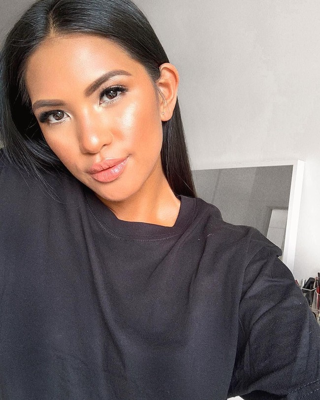 Wanita yang berasal dari Adelaide, Australia ini memang dikenal sebagai blogger makanan dan kerap berbagi unggahan tentang makanan kepada 62 ribu lebih pengikutnya. Foto: Instagram @karylle