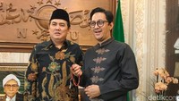 Andre pun tampak sudah mulai tersenyum kembali saat diberikan tasbih oleh Said Aqil.