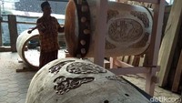 Perajin beduk tersebut Zaemadi (58), warga Dusun Bleder RT 06/RW 06, Desa Ngasinan, Kecamatan Grabag, Kabupaten Magelang. Saat berkunjung di rumahnya tersebut, sejumlah pekerja telah membuat beduk berukuran besar. Bahkan, ada juga beduk yang sudah jadi tinggal finishing.