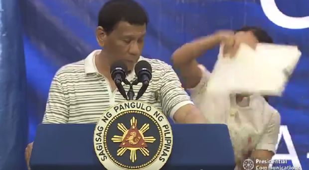 Momen saat Duterte diganggu kecoak
