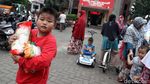 Senyum Cerah Warga Belanja Sembako di Pasar Murah Ramadhan