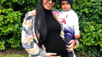 Larissa berpose dalam keadaan mengandung. Anaknya pun memakai seragam Spurs. Foto: istimewa