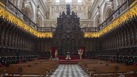 Bangunan indah ini mulanya adalah sebuah katedral bernama Visigoth St Vincent. Dibawah kepemimpinan Abd Ar-Rahman I pada tahun 784 M bangunan ini diubah menjadi masjid. Sejumlah perbaikan pun dilakukan oleh para pemimpin Islam mulai dari Abd Ar-Rahman II hingga Al Mansur Ibn Abi Amir. Selain sebagai tempat ibadah bangunan ini juga digunakan untuk pengadilan syariah. www.artencordoba.com.
