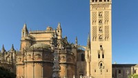 La Giralda menjadi salah satu bangunan bersejarah lain yang menjadi destinasi wisata favorit di Sevilla, Spanyol. Bangunan yang didirikan di antara tahun 1184 hingga 1196 ini merupakan satu diantara 3 menara masjid yang dibangun oleh Almohades, dinasti Suku Berber dari Maroko yang sempat menduduki Spanyol di abad ke-12. Kini La Giralda dialihfungsikan menjadi menara lonceng untuk Katedral Seville. Dok. Wikipedia/Ingo Mehling.