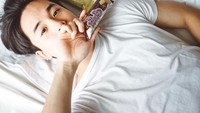 Doyan ngemil, lihat saja tuh gaya James dengan banyak biskuit cokelat kesukaannya. Apa semuanya dihabiskan oleh James? Foto: Instagram@jamyjamess