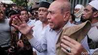 Di tengah aksi tersebut Kivlan menyoroti penegakan hukum yang menurutnya tidak adil. Sebab proses hukum menurutnya hanya dilakukan terhadap pendukung Prabowo Subianto-Sandiaga Uno.