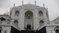 Bagian luarnya dihiasi ornamen ukiran khas Arab. Dindingnya yang serba putih dengan kubah membuat masjid itu seperti Taj Mahal yang termahsyur di India. (Pradita Utama)