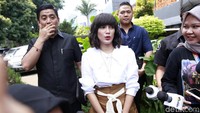 Ussy datang untuk menyerahkan bukti tambahan bagi kasus bullying yang menimpa anaknya itu. Pool/Palevi S/detikFoto.
