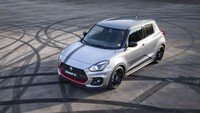 Suzuki Swift Sport Katana dibekali pelek 17 inci, tapi bisa di-upgrade dengan pelek alloy Alleggerita 18 inci dari OZ. Pelek dibalut dengan ban Michelin Pilot Sport 4. Foto: Dok. Suzuki