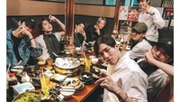 Makan bersama teman-temannya. Di meja sudah tersaji banyak sekali makanan enak. Hati-hati ya kekenyangan. Foto: Instagram@jamyjamess