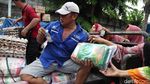 Senyum Cerah Warga Belanja Sembako di Pasar Murah Ramadhan