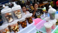Menunggu waktu berbuka puasa dengan berburu makanan dan minuman menyegarkan tentunya jadi favorit banyak orang. Di Jakarta Pasar Takjil Benhil tak pernah sepi pengunjung dan jadi pilihan utama untuk ngabuburit. Antara Foto/Sigid Kurniawan.