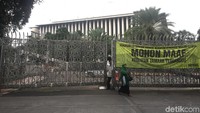 Spanduk pemberitahuan renovasi sudah dipasang di pintu gerbang. Pihak Masjid Istiqlal mohon maklum, selama renovasi mungkin jamaah akan terganggu ketenteramannya (Isfari Hikmat/detikcom)