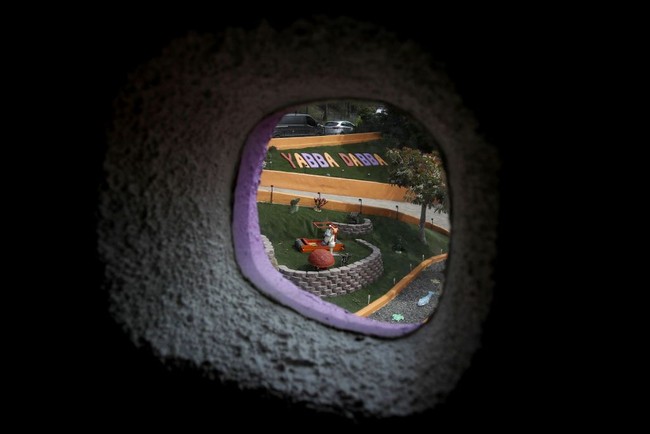 Kehadiran rumah unik dan berwarna-warni ini rupanya menimbulkan kontroversi. Banyak warga sekitar merasa terganggu dengan tampilan bangunan yang terlalu mencolok ini. Warga Hillsborough bahkan menuntut Florence Fang untuk menyingkirkan patung dinosaurus, papan nama Yabba Dabba Doo dan lansekap lainnya. Tuntutan tersebut sudah dilayangkan ke Pengadilan Tinggi California. Foto: Justin Sullivan/Getty Images