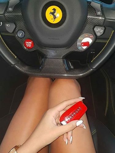 Gara-gara High Heels, Model Playboy Nyetir Lamborghini Hingga Nyemplung ke Kolam
