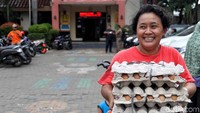 Seorang warga memborong telur di pasar murah Ramadhan yang digelar di Kelurahan Tugu Selatan, Jakarta Utara, Kamis (9/5/2019).
