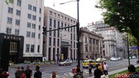 Hampir seluruh gedung di area ini merupakan kantor dari perusahaan keuangan, mulai dari bank hingga asuransi. Mayoritas dari bank yang ada di China sendiri merupakan milik pemerintah.