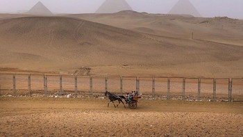 Informasi ini terungkap dari gulungan kertas papirus kuno, berbagai potongan bekas badan perahu dan jaringan saluran air di lokasi Piramida. Hasil penelitian mengungkapkan bagaimana bangunan berusia lebih dari 4.000 tahun ini dibangun pada 2.550 SM. Foto: Getty Images