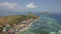 Bukit Keramat Pulau Papagarang benar-benar seperti bukit yang baru pertama kali didaki, tiada jalan setapak. Panorama kawasan Komodo terlihat agung dari atas sini (Muhammad Zaky Fauzi Azhar/detikcom)