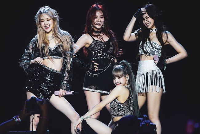 Baju crop top yang dipadukan dengan celana atau rok pendek menjadi gaya khas para personel Blackpink ketika manggung. Dengan busana itu, mereka pun bisa menunjukkan dance yang enerjik. Foto: Getty Images