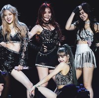 Baju crop top yang dipadukan dengan celana atau rok pendek menjadi gaya khas para personel Blackpink ketika manggung. Dengan busana itu, mereka pun bisa menunjukkan dance yang enerjik. Foto: Getty Images