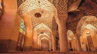 Desain interior masjid begitu memukau. Ragam kaligrafi menghiasi dinding, pilar dan langit-langit masjid. (iStock)