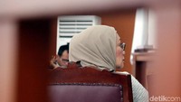Sebelumnya, Ratna Sarumpaet mengakui mengkonsumsi obat antidepresan. Dia mengkonsumsi obat itu sejak setelah aksi 212 pada 2016.