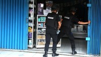 Selain itu, ada HCL dalam botol, serbuk putih, dan beberapa cairan di dalam botol.
