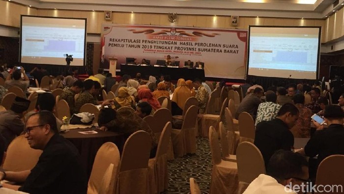 Data Tak Sinkron, KPU Sumbar Hentikan Rekapitulasi Suara di Tanah Datar