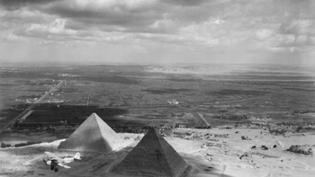 Piramida di Giza dijepret pada tahun 1920-an. Bangunan ini selalu mengundang rasa kagum dan penasaran tentang bagaimana orang Mesir di masa silam dapat membuat bangunan yang begitu megahnya. Foto: Getty Images