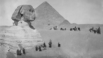 Ada beragam teori unik bahkan sensasional yang berupaya memecahkan teka-teki pembangunan Piramida di Giza, Mesir. Teori tersebut muncul karena pembangunan situs bersejarah tersebut dianggap mustahil dilakukan dengan keterbatasan teknologi pada 4.600 tahun lalu. Foto: Getty Images