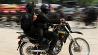 Polisi bermotor juga mengawal jalannya aksi.
