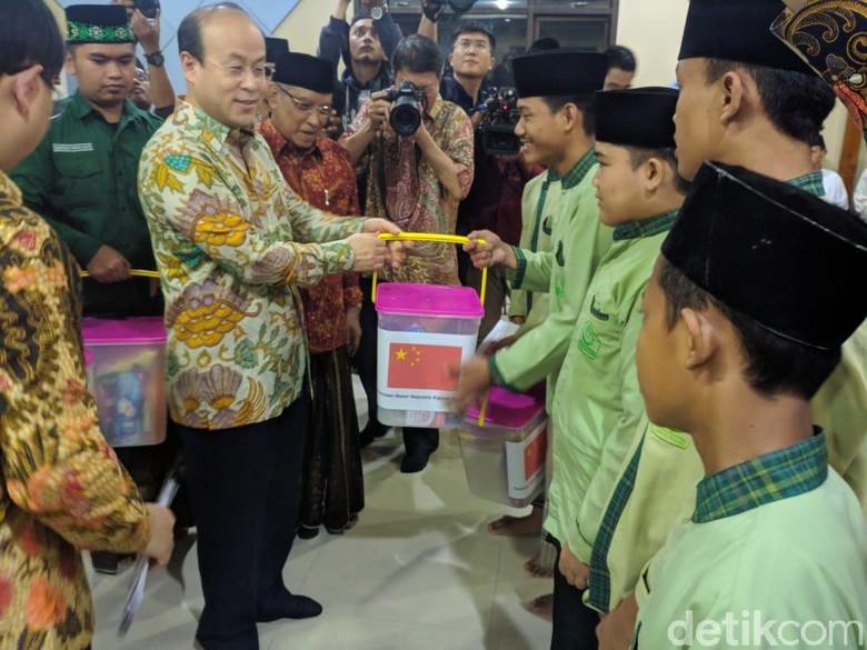Dubes China dan Ketum PBNU Buka Bersama dan Santuni Santri Dubes China dan Ketum PBNU Buka Bersama dan Santuni Santri