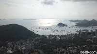 Matahari mulai naik dari cakrawala. Siluet hitam putih tampak mendominasi keriuhan di Labuan Bajo (Muhammad Zaky Fauzi Azhar/detikcom)