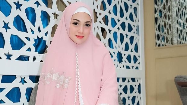 Celine Evangelista Cantik Pakai Hijab Syari