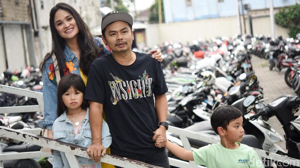 Liburan Bareng Keluarga, Wendy Cagur Sewa 1 Gerbong Kereta Api