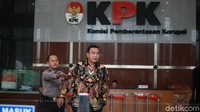 Wali Kota Tasikmalaya Budi Budiman meninggalkan kantor KPK usai diperiksa di Jakarta, Kamis (9/5/2019).