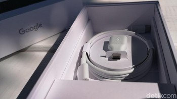 Di dalamnya lagi terdapat kabel kabel type C, dongle untuk USB, dan adaptor. Tidak ada earphone untuk penjualan Pixel anyar ini. Dan, ada sticker logo Google dengan hashtag #teampixel yang menjadi tagline kampanye dari ponsel ini. Foto: Agus Tri Haryanto/detikINET