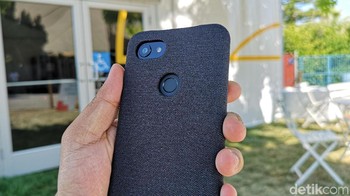 Seperti ini penampilannya kalau Pixel 3a XL diproteksi sama casing. Foto: Agus Tri Haryanto/detikINET
