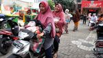 Senyum Cerah Warga Belanja Sembako di Pasar Murah Ramadhan