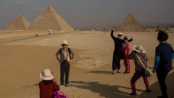 Dari berbagai penelitian, para arkeolog telah mengetahui bebatuan tersebut dibawa sejauh delapan mil dari Giza ke sebuah tempat bernama Tura. Sementara bahan granit digali dari jarak lebih dari 500 mil. Adapun cara bagaimana bahan-bahan ini diangkut, masih menjadi perdebatan di kalangan ilmuwan. Foto: Getty Images