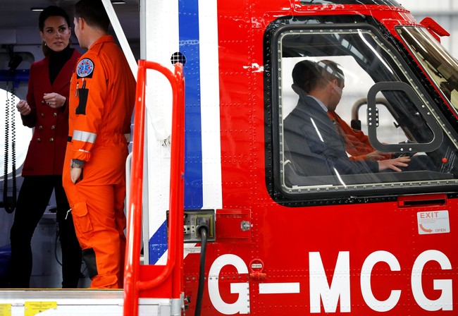 Di Wales, jadwal Pangeran William dan Kate Middleton cukup padat. Agenda pertama adalah mengunjungi Caernarfon Coastguard Search and Rescue Helicopter Base. Kunjungan ini terbilang spesial bagi sejoli ini karena Pangeran William pernah ditugaskan di situ sebagai pilot helikopter penyelamat dari Royal Air Force. Foto: Getty Images