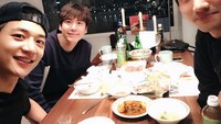 Ngumpul bersama penyanyi dari SM Entertaiment, Kyuhyun terlihat tersenyum manis saat menikmati makan malam di rumah, tetap dengan minuman bersoda.  Foto: Istimewa