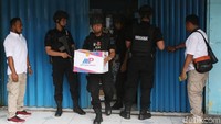 Sebelumnya diberitakan, Densus 88 menggeledah toko HP bernama Wanky Cell. Dalam penggeledahan itu, ditemukan dua bom pipa.