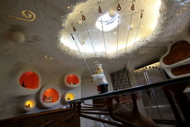 Rumah seluas 250 meter per segi ini pertama kali dibangun 1976. Lalu pada 2017, Florence Fang membelinya seharga USD 2,8 juta atau sekitar Rp 40 miliar. Foto: Justin Sullivan/Getty Images