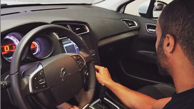 Lucas Moura duduk di mobil Citroen