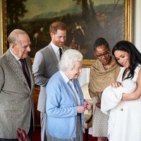 Diberitakan sebelumnya, Meghan Markle dan Pangeran Harry melakukan sesi foto perdana bersama putra pertama mereka, Archie Harrison Mountbatten-Windsor, Rabu (8/5/2019) atau dua hari setelah kelahiran sang bayi. Selain foto resmi mereka bertiga, ada pula potret momen Ratu Elizabeth II bertemu cicit kedelapannya itu. Pengeran Philip dan ibu Meghan, Doria Ragland, juga ada di foto tersebut. Foto: Chris Allerton/Copyright SussexRoyal/Pool via REUTERS